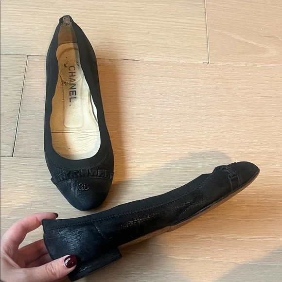 Chanel Black Flats with Logo Detail - Picture 3 of 6